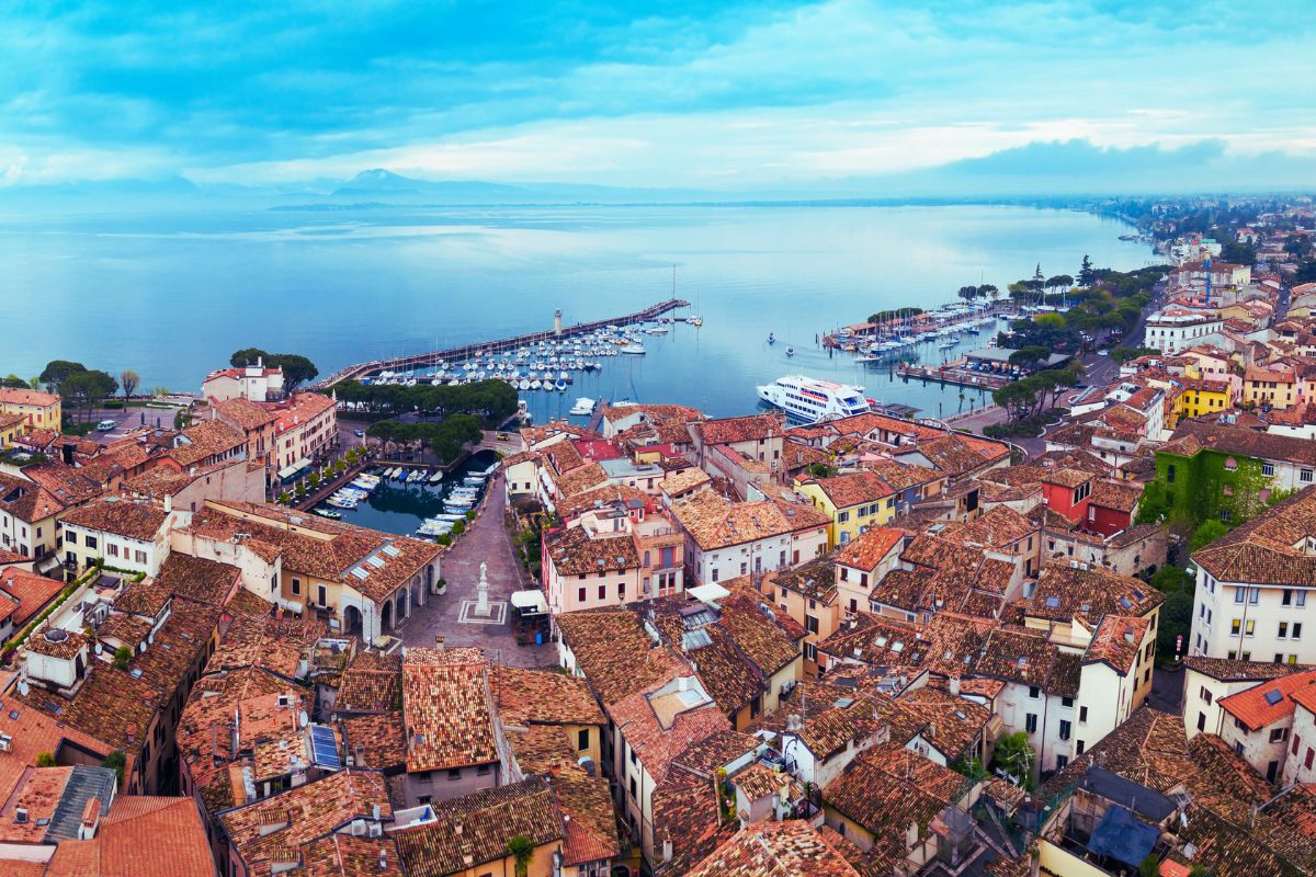 Desenzano del Garda Desenzano del Garda – utsikt over havnen, gamlebyen og Gardasjøen i Lombardia