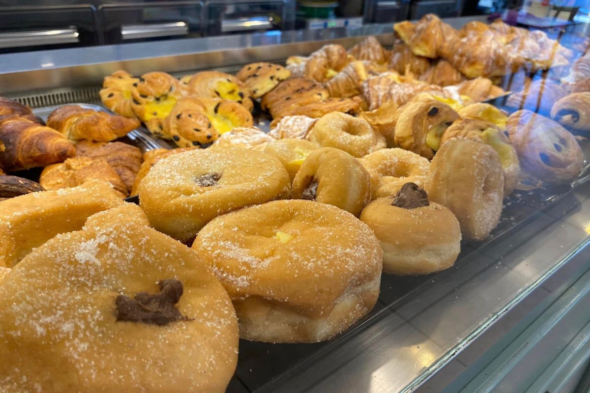 Diverse bakverk Italienske bakverk i bar: bombe, cornetti og søte fyll med sjokolade og vanilje – klassisk frokostutvalg i Italia.