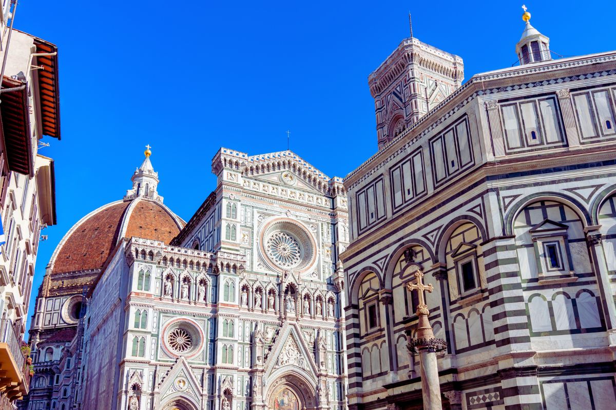 Fasaden til domkirken i Firenze (Santa Maria del Fiore) og Baptisteriet, med Brunelleschis kuppel og Giottos klokketårn.
