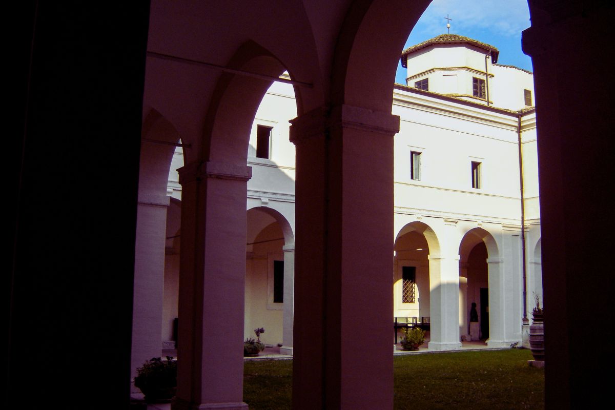 Klosterets indre gårdsplass i Benediktinerklosteret Farfa – buer, søyler og rolig klosterhage i Lazio, Italia.