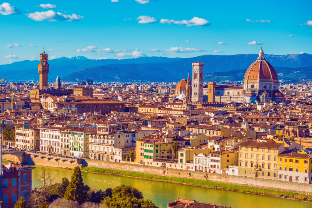 Utsikt over Firenze med Duomo og byens historiske sentrum sett fra Piazzale Michelangelo.