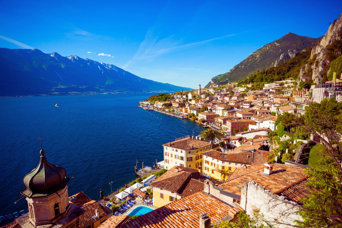 Gardasjøen Utsikt over Limone sul Garda med fjellene i bakgrunnen og Gardasjøen i forgrunnen – et klassisk og stemningsfullt bilde av innsjøens nordlige del.
