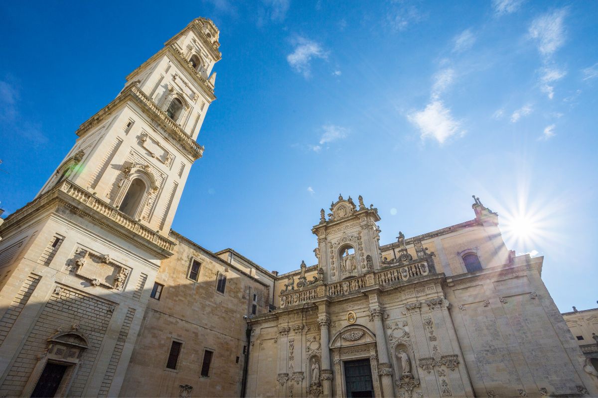 Katedralen i Lecce – barokk arkitektur i hjertet av Puglia med solskinn og blå himmel.