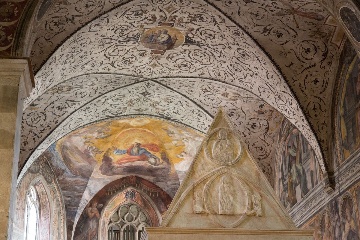 Freskomalerier og utsmykket hvelv i klosterkirken i Farfa – religiøs kunst fra middelalderen og renessansen i Lazio, Italia.
