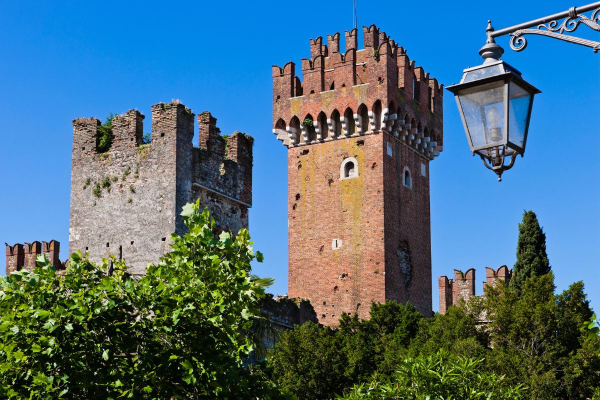 Lazise2 Lazise – middelaldertårn og bymur fra Scaliger-slottet ved Gardasjøen, Veneto.