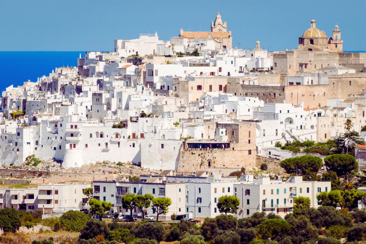 Panoramautsikt over hvitkalkede hus i gamlebyen i Ostuni, kjent som “den hvite byen” i Puglia, Italia.