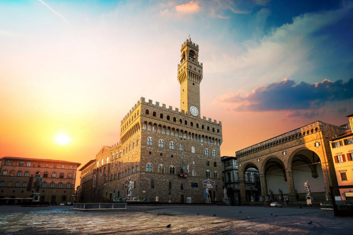 Piazza della Signoria i Firenze ved solnedgang – med Palazzo Vecchio og Loggia dei Lanzi, ikoniske severdigheter i renessansens hovedstad.