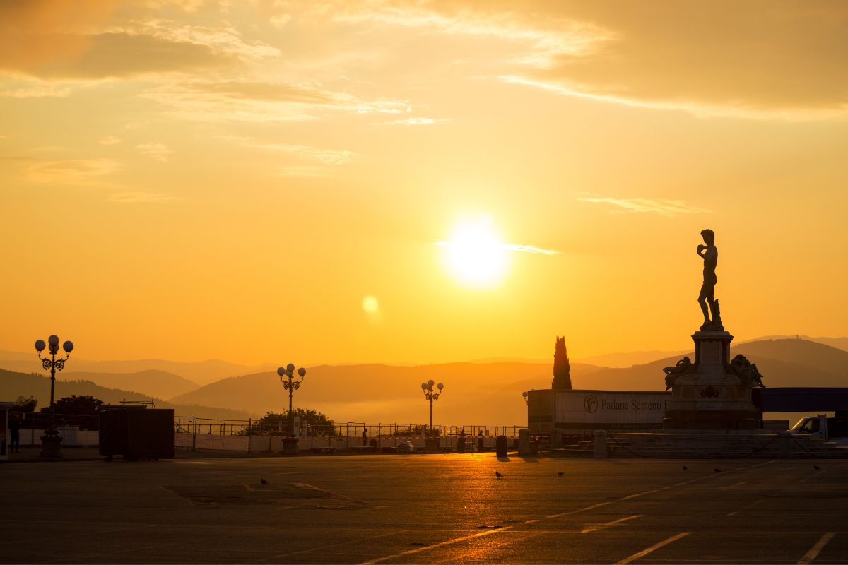 Solnedgang over Piazzale Michelangelo i Firenze – med utsikt over byen og en kopi av Michelangelos David.