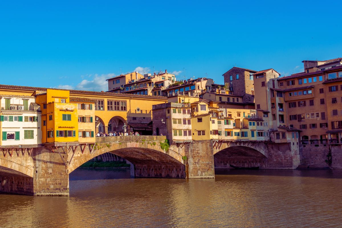 Ponte Vecchio i Firenze – historisk bro med karakteristiske bygninger over elven Arno, et ikonisk landemerke i Italia.
