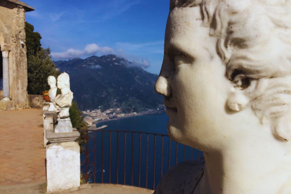 Marmorbyster og utsikt fra Villa Cimbrone i Ravello mot Amalfikysten