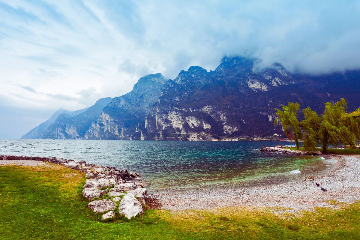 Riva del Garda Riva del Garda – vakker strand ved Gardasjøen med utsikt mot de dramatiske fjellene i Trentino.