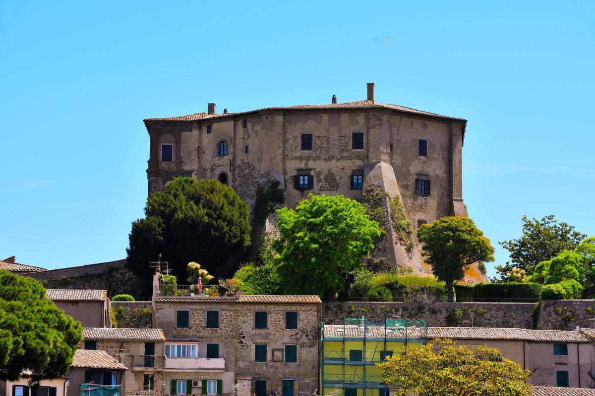Rocca Farnese i Capodimonte – en historisk festning med utsikt over Bolsena-sjøen, tidligere residens for familien Farnese.