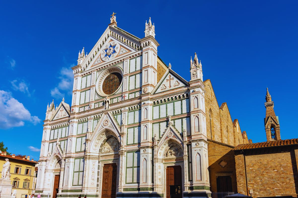 Santa Croce-kirken i Firenze – en gotisk basilika kjent som hvilested for Michelangelo, Galileo og Machiavelli.