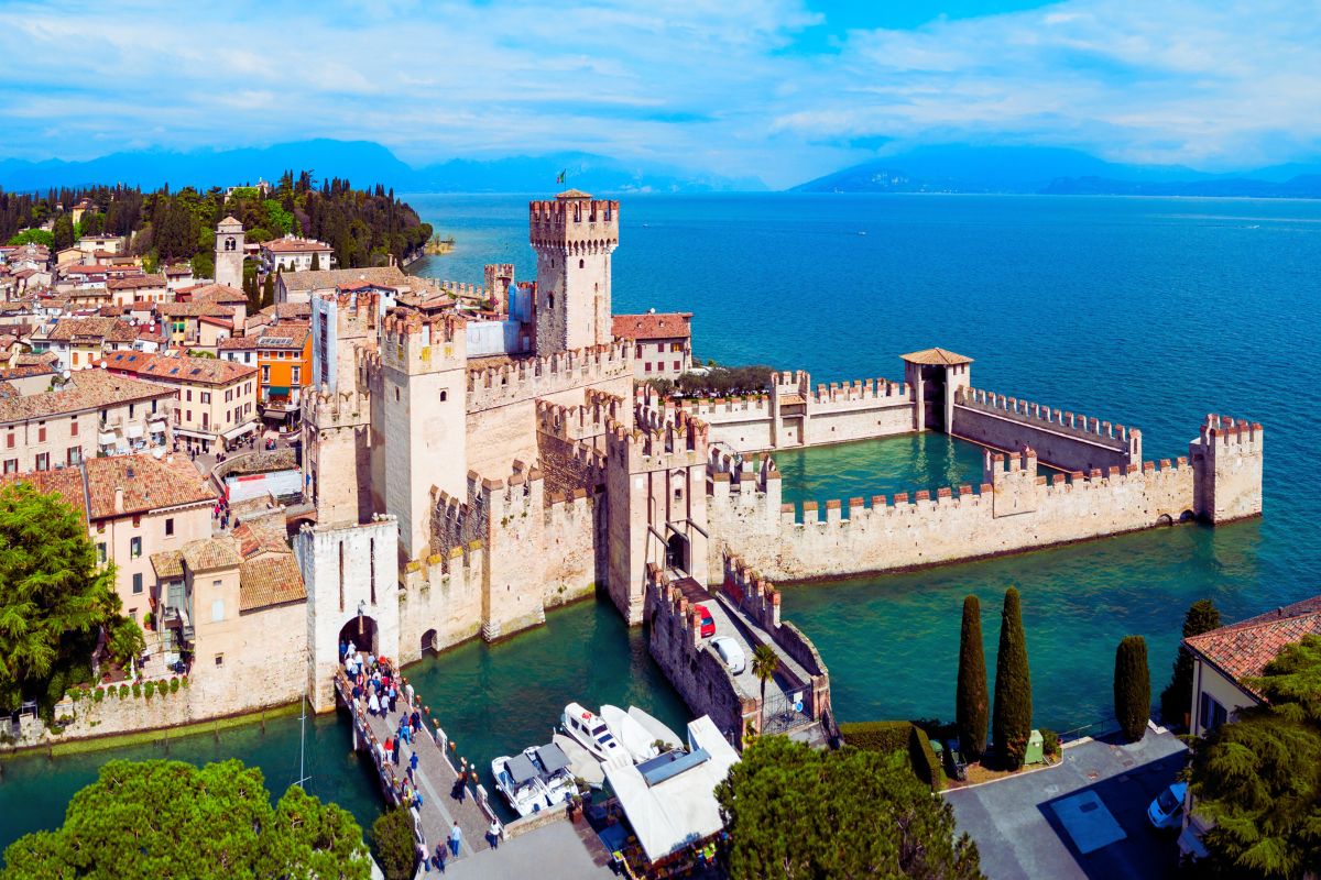 Sirmione - Gardasjøen Luftfoto av Castello di Sirmione med Gardasjøen i bakgrunnen – en av de mest ikoniske utsiktene ved innsjøen.