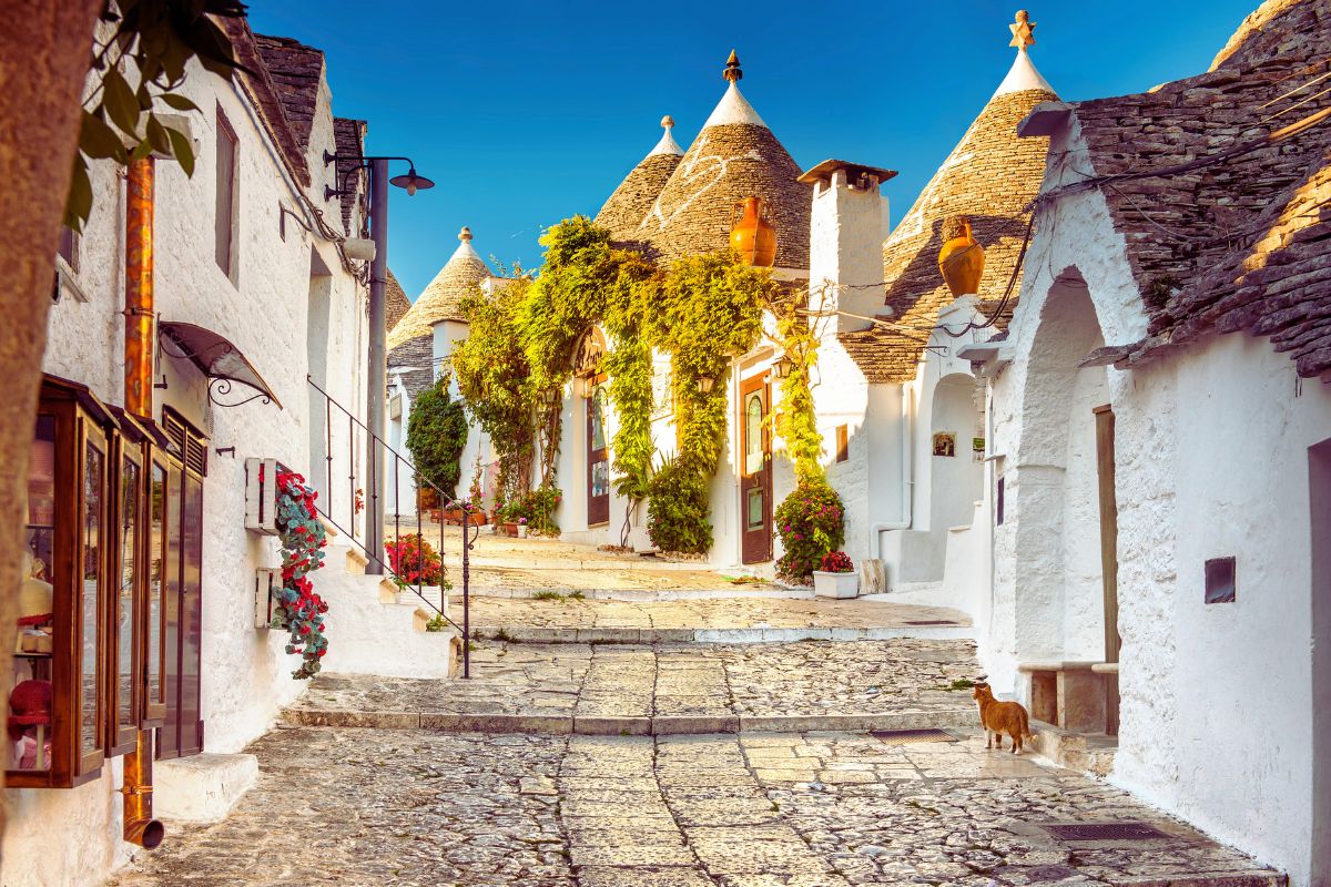 Tradisjonelle trullihus med kjegletak i gamlebyen i Alberobello, en UNESCO-vernet landsby i Puglia, Italia.