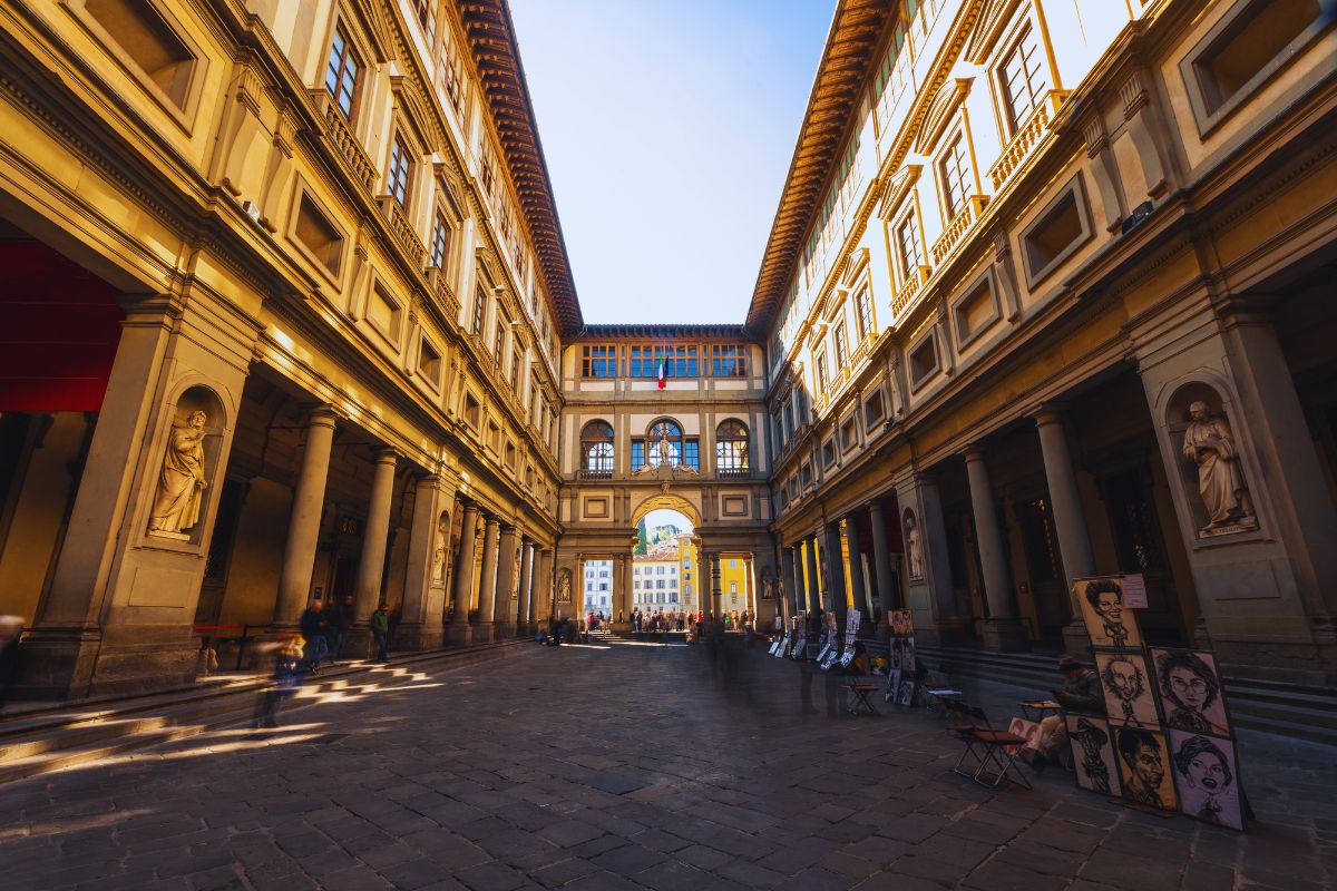 Uffizi-galleriet i Firenze – inngangspartiet med kunstnere og portretter utstilt langs søylene.