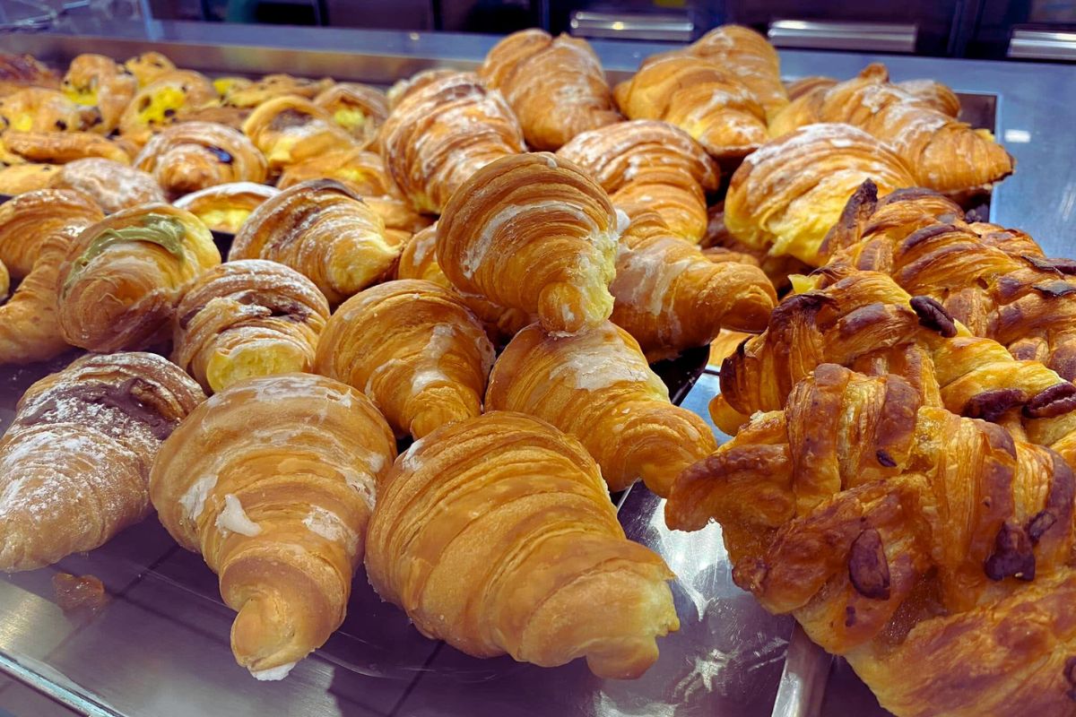 Cornetti Ferske italienske cornetti med forskjellige fyll – klassisk frokostbakverk i Italia.