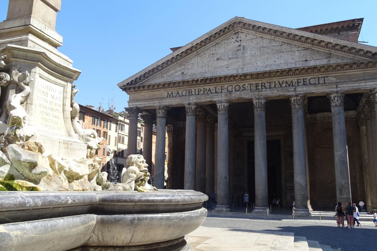 Pantheon i Roma sett fra fontenen på Piazza della Rotonda, med søyler og inskripsjon tydelig synlig.