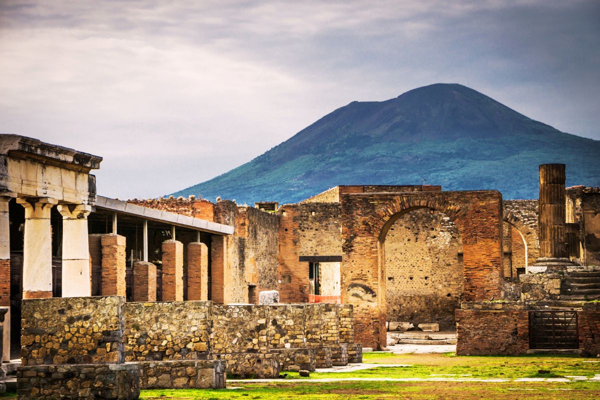 Ruiner i Pompeii med Vesuv i bakgrunnen – et historisk symbol på naturens kraft og tidens gang.
