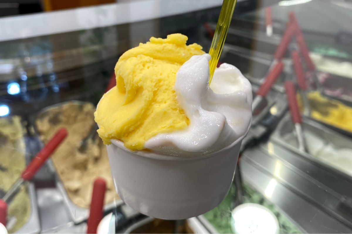 Italiensk sitron- og mango-sorbet servert i beger – en klassisk og forfriskende kombinasjon på en varm sommerdag.