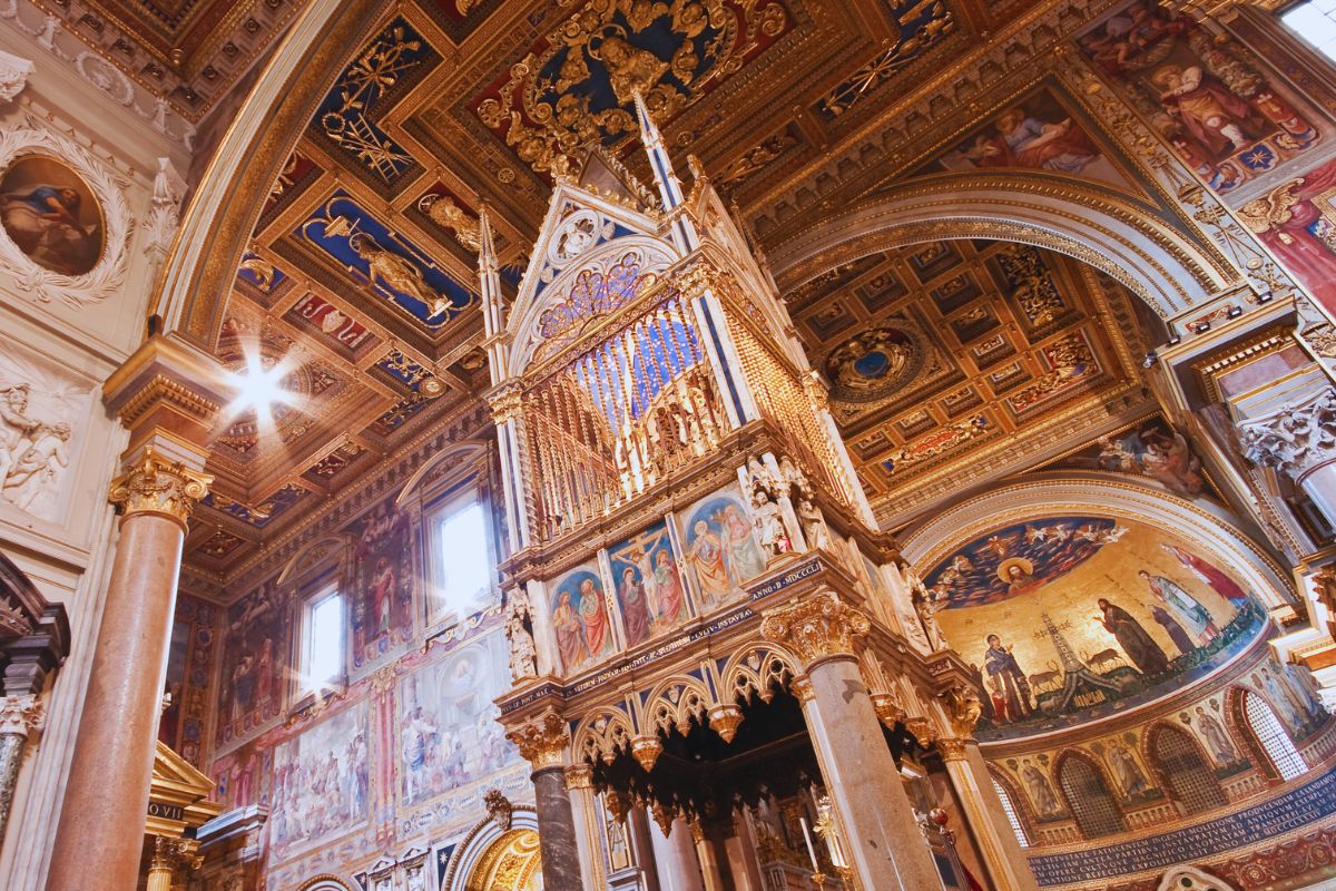 Det gotiske baldakinet av Arnolfo di Cambio i San Giovanni in Laterano, rikt dekorert og reist over høyalteret som vokter relikviene av Peter og Paulus.