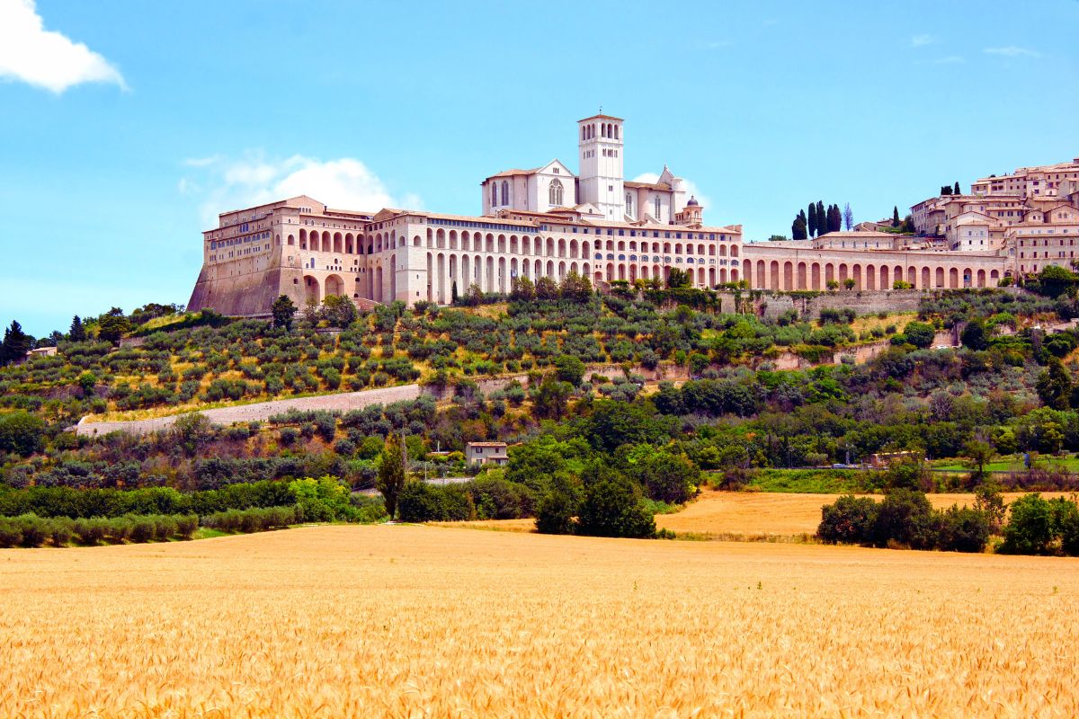 Basilica San Francesco-Assisi2 Basilica di San Francesco i Assisi sett ovenfra, med de lange buene og klosterbygningene som dominerer åssiden.