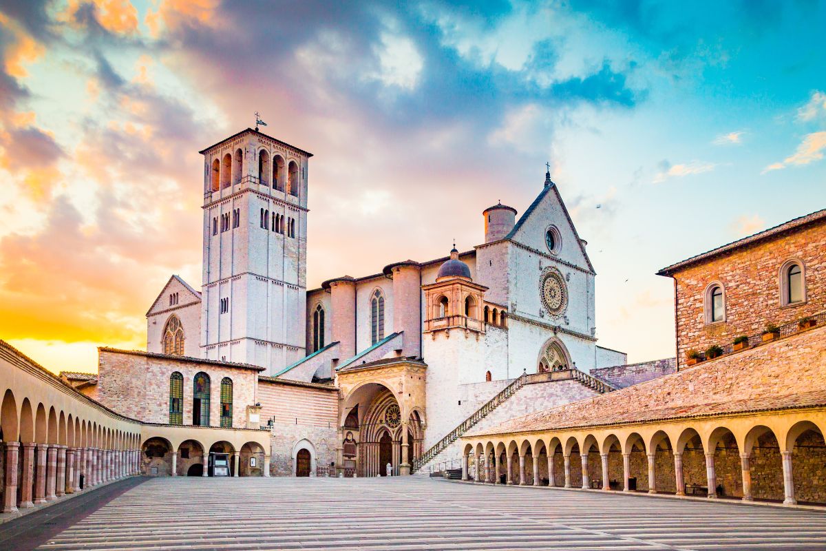 Basilica di San Francesco ad Assisi Basilica di San Francesco i Assisi ved solnedgang – et av Italias viktigste kunstneriske og åndelige steder.