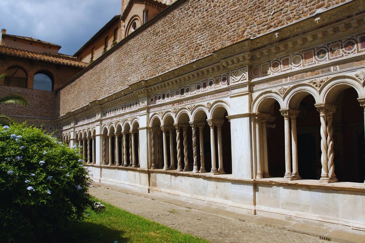 Klosteret i San Giovanni in Laterano i Roma, med elegante Cosmati-søyler og dekorative marmormønstre fra 1100–1200-tallet.