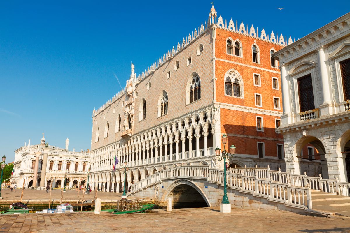 Dogeplasset Doge-palasset i Venezia en solrik dag, sett fra kanalen.