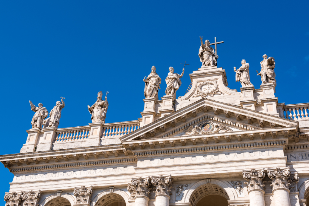 De kolossale statuene på fasaden til San Giovanni in Laterano i Roma, med Kristus Frelseren i midten, flankert av apostlene.