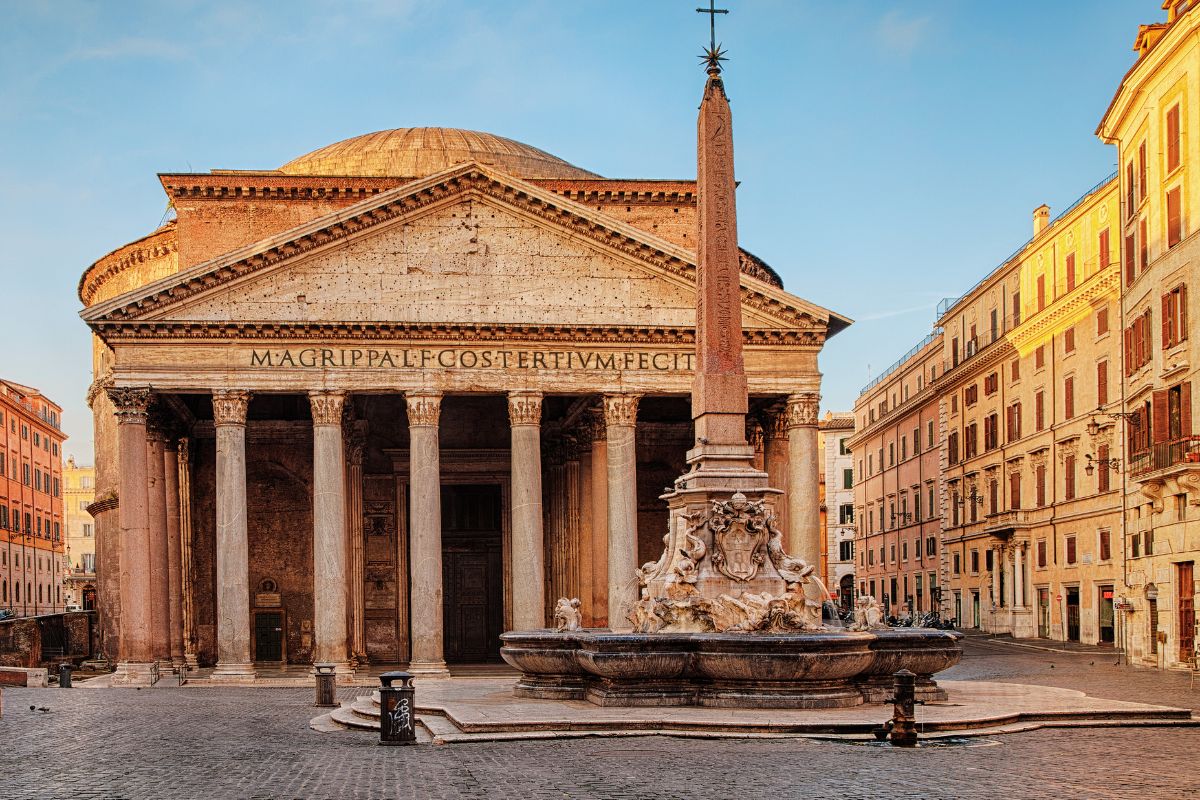 Pantheon i Roma, med den ikoniske søylefasaden og obelisken på Piazza della Rotonda under morgensolens lys.