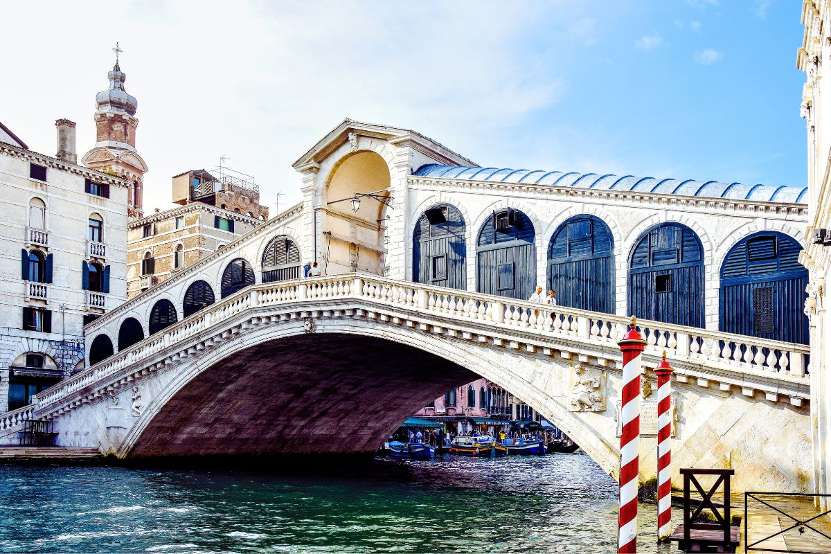 Rialtobroen Rialtobroen i Venezia over Canal Grande.