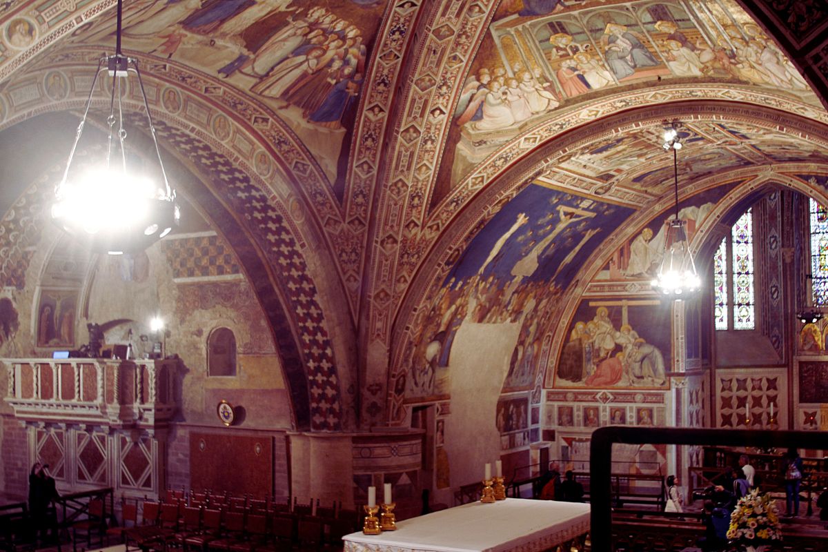 San Francesco di Assisi - Nedre Basilikaen Interiør av den nedre basilikaen i San Francesco i Assisi, med middelalderfresker av Cimabue og andre kunstnere fra 1200-tallet.
