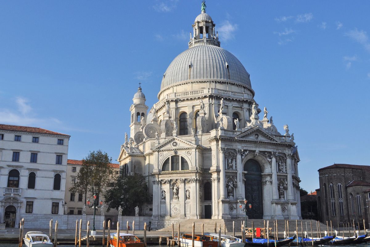 Santa Maria della Salute Santa Maria della Salute i Venezia sett fra Canal Grande.