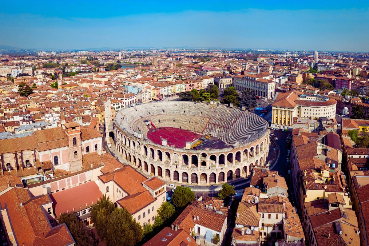 Luftfoto av Arena di Verona, det romerske amfiteateret i byens historiske sentrum – et av Italias mest kjente landemerker.