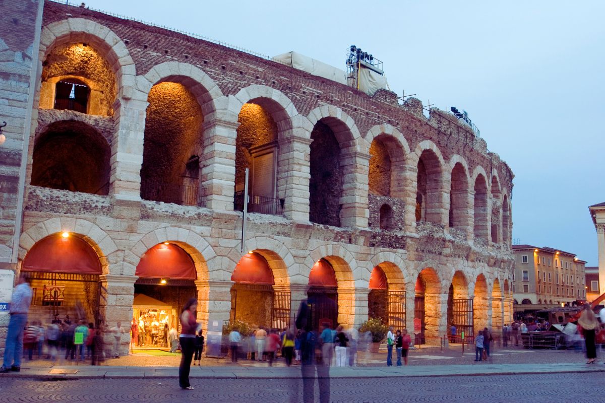 Arena di Verona i skumringen, det romerske amfiteateret som er byens mest kjente landemerke og et symbol på Veronas historie.