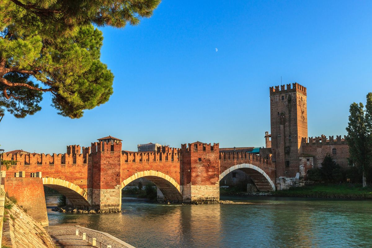 Castelvecchio og Ponte Scaligero i Verona, den middelalderske festningen og den ikoniske broen over elven Adige – et av byens viktigste landemerker.