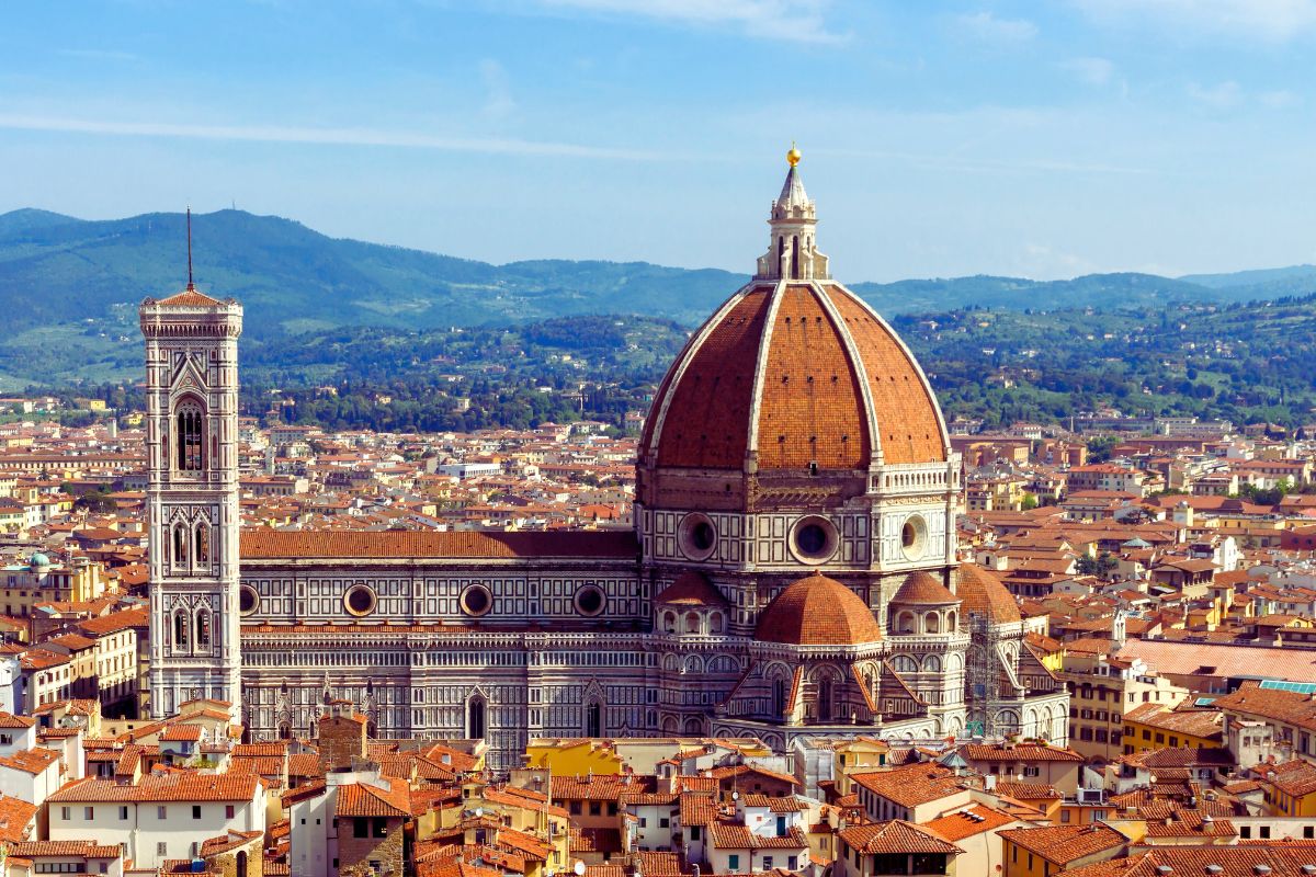 Santa Maria del Fiore i Firenze – katedralen der Opera del Duomo på 1300-tallet planla å plassere kolossale statuer som Michelangelos David senere ble en del av.