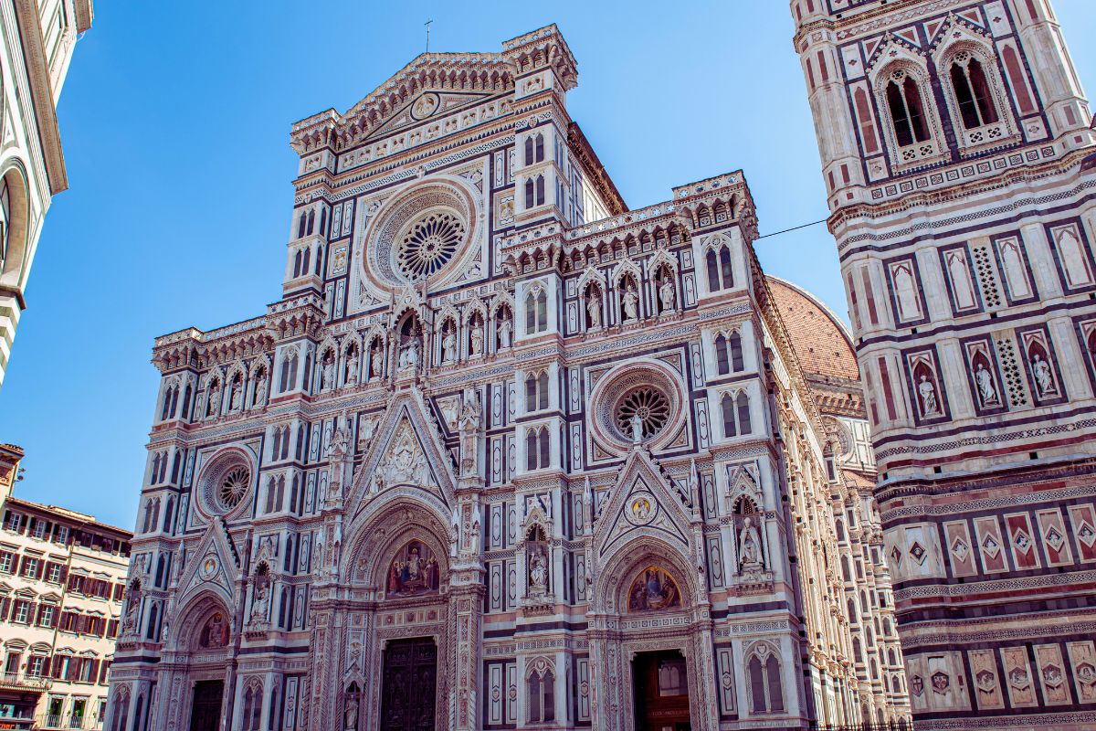 Santa Maria del Fiore-katedralen i Firenze – fasaden av Duomo med gotisk og renessansearkitektur.