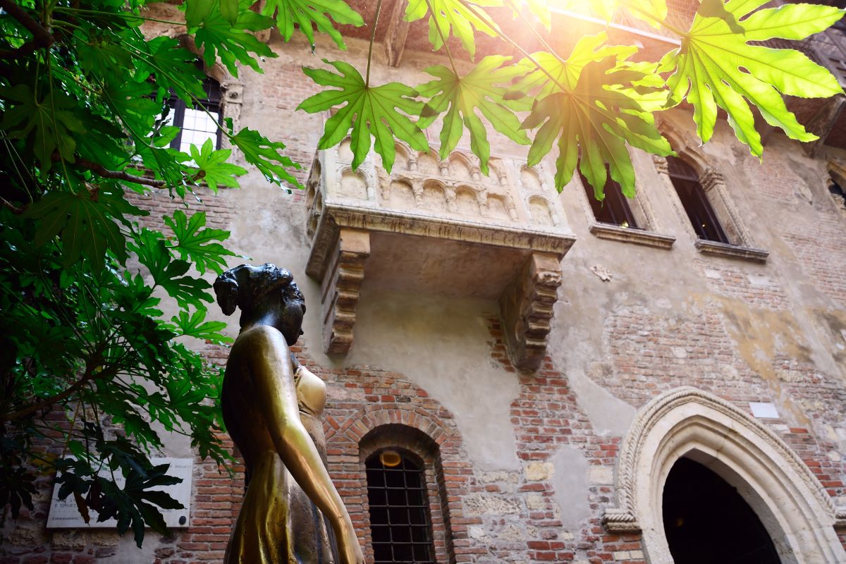 Julies hus (Casa di Giulietta) i Verona, med den berømte balkongen og statuen av Julie – et romantisk symbol skapt i nyere tid.