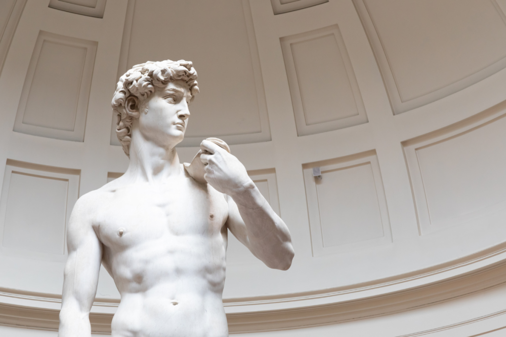 Michelangelos David i Galleria dell’Accademia i Firenze – nærbilde av den berømte renessansestatuen i marmor.