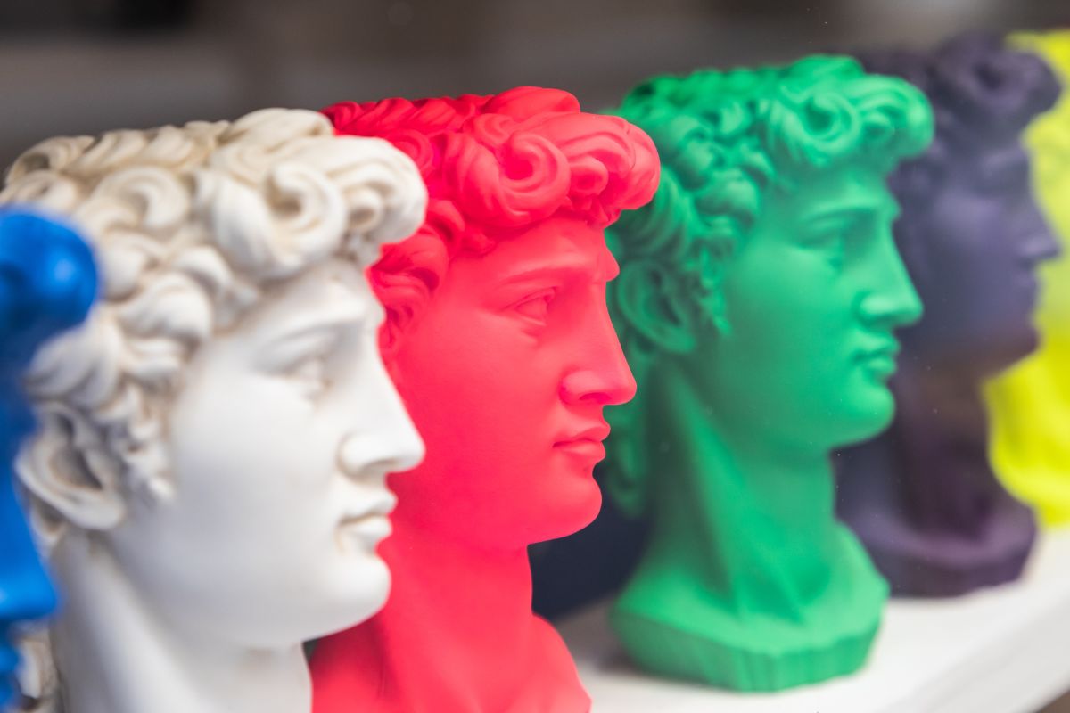 Popkunst-inspirerte byster av Michelangelos David i sterke farger – et symbol på hvordan renessansens mesterverk fortsatt preger moderne kultur.