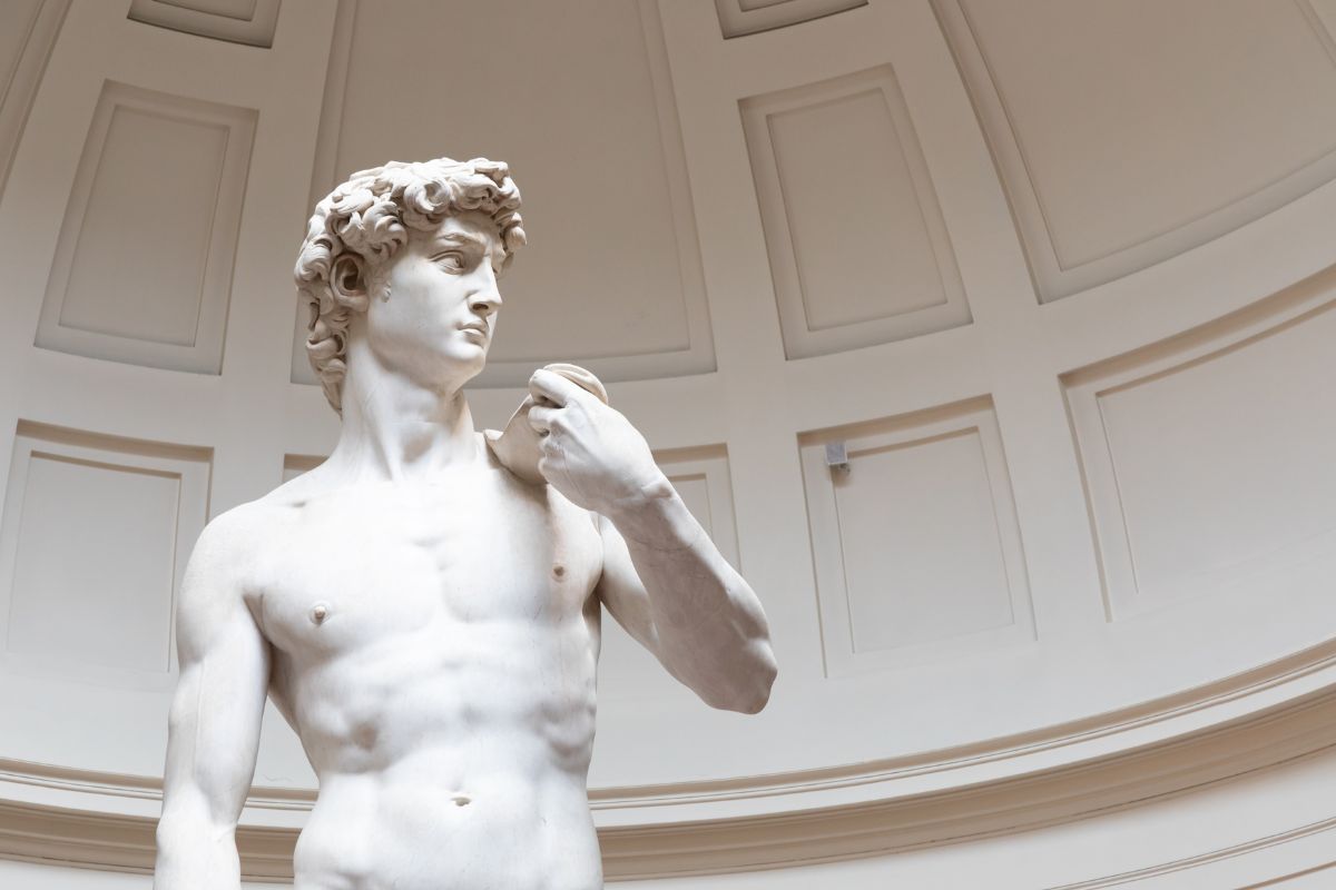 Michelangelos David i Galleria dell’Accademia i Firenze – nærbilde av den berømte renessansestatuen i marmor.