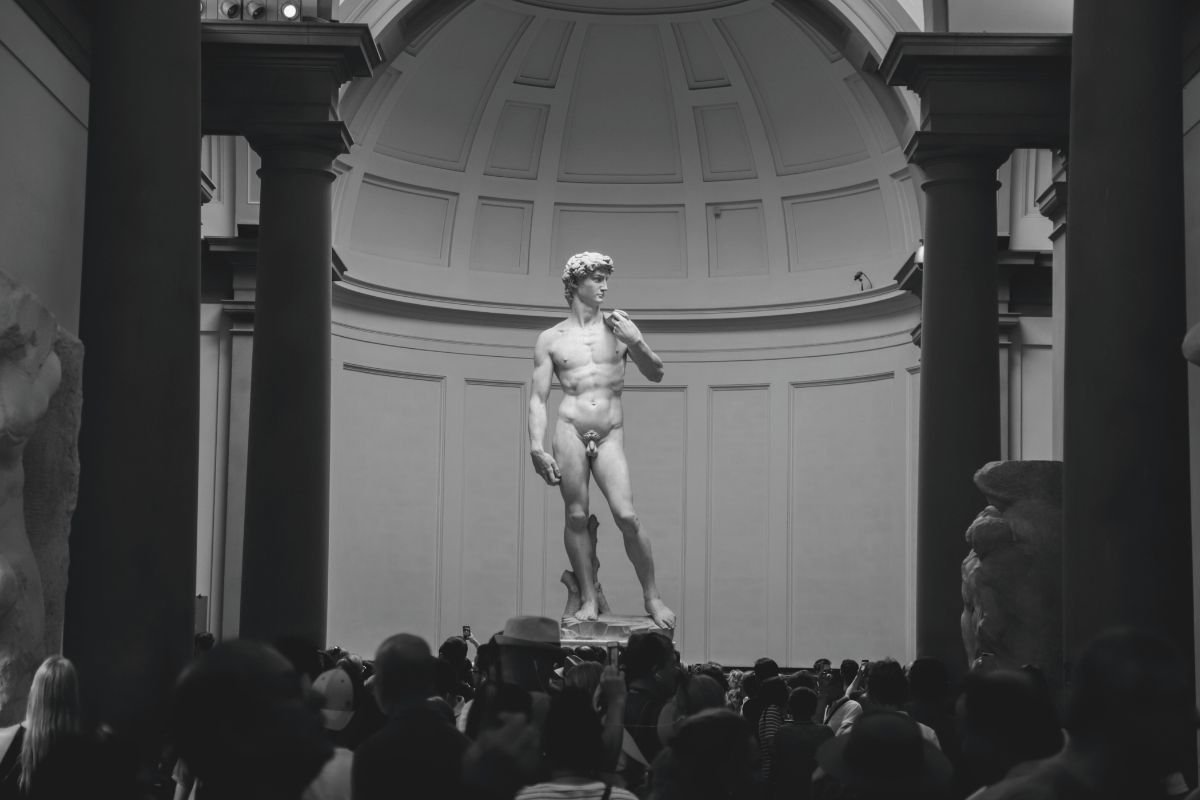 Michelangelos David i Galleria dell’Accademia i Firenze – den berømte renessanseskulpturen som fremstiller den unge, nakne helten i perfekt proporsjon.