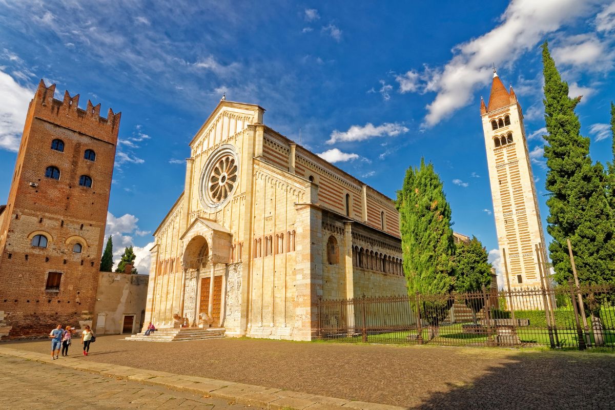 San Zeno-basilikaen i Verona, et av Italias vakreste romanske kirkebygg, med den karakteristiske fasaden og det høye klokketårnet.