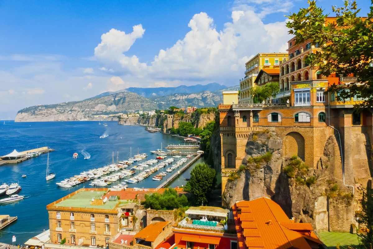 Utsikt over Sorrento med marina og klipper ved kysten – byen der den napolitanske klassikeren «Torna a Surriento» ble født.