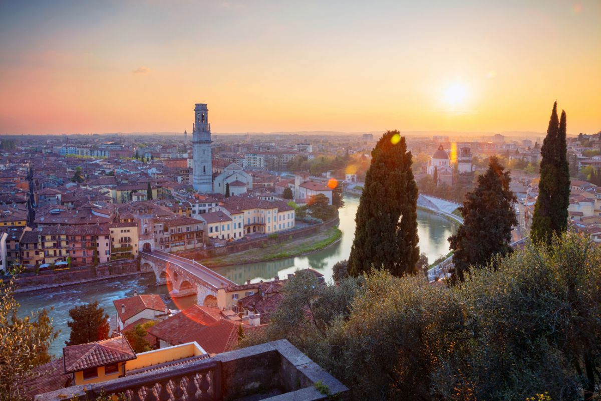 Panoramautsikt over Verona ved solnedgang, med elven Adige og byens historiske sentrum – et romantisk blikk på kjærlighetsbyen.