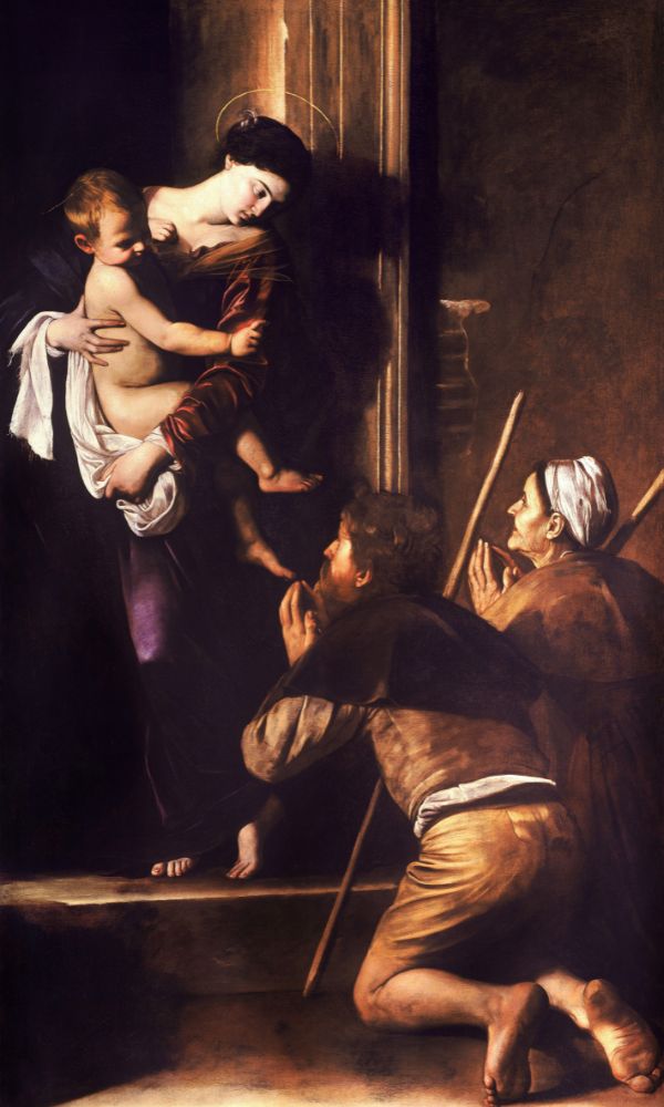 To pilegrimer kneler foran Jomfru Maria som holder Jesusbarnet i armene. Maleri av Caravaggio med sterk lyssetting og realistiske detaljer.