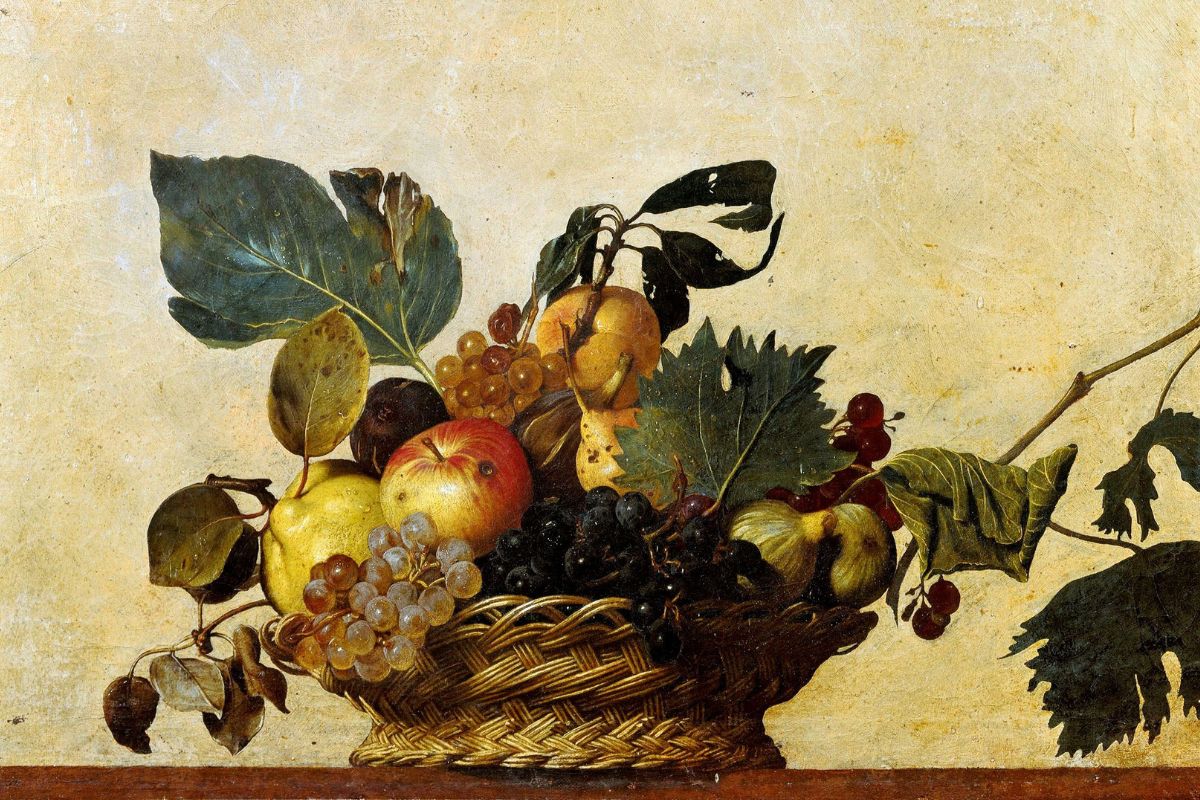 Stillben av en kurv med frukt, malt av Caravaggio. Epler, druer, fiken og blader er arrangert i en flettet kurv mot en lys bakgrunn.