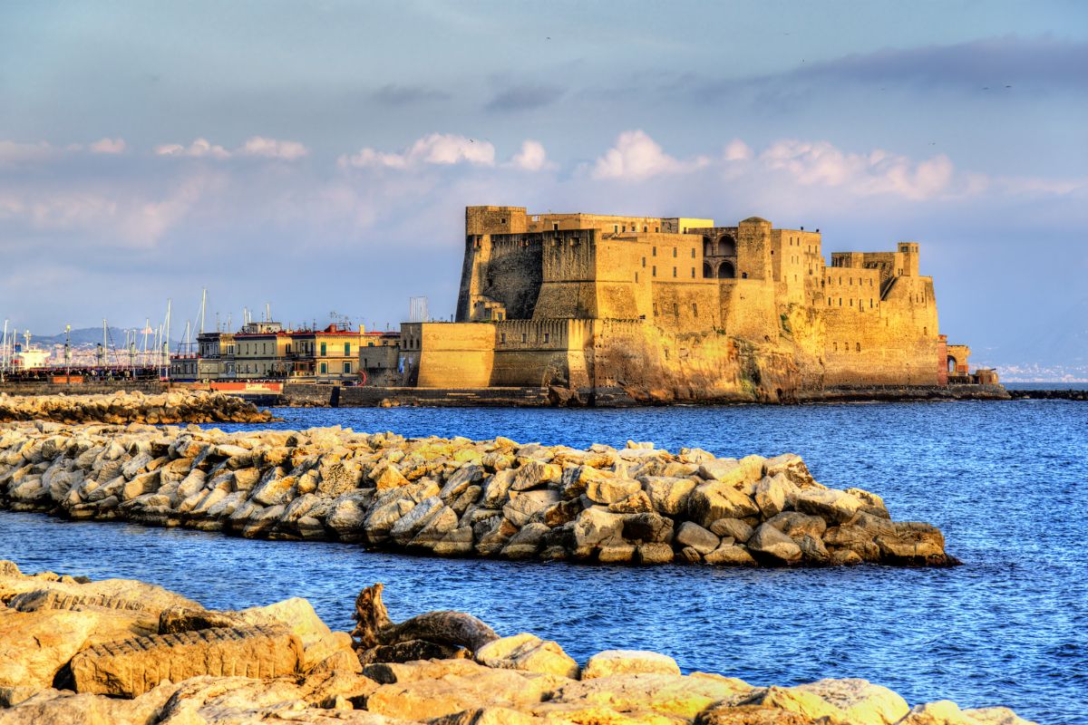 Castel dell’Ovo i Napoli – et middelalderslott som ligger ved sjøen på halvøya Megaride, med utsikt over Napolibukten. Slottet er et av byens eldste landemerker og et symbol på Napoli.